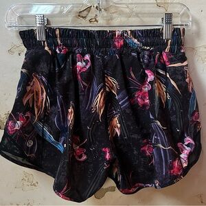 Lululemon Hotty Hot Low Rise Size 6 Veiled Black Floral Running Shorts EUC 🔥